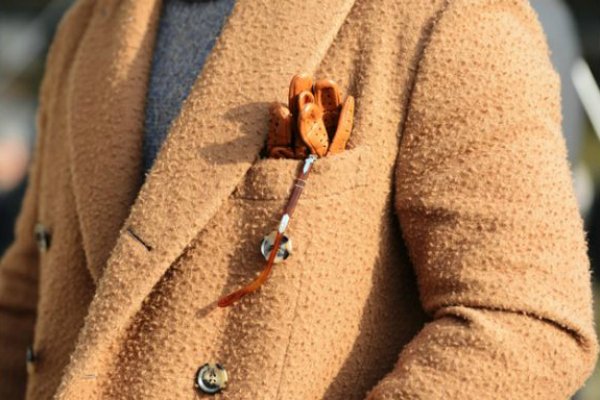 Перчатки в нагрудном кармане (3)