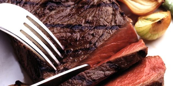 Работа с мясом: как пожарить стейк, свиную отбивную и утиную грудку, видео-уроки