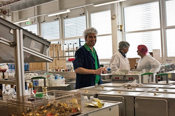 Food-дайджест за неделю: марокканское и грузинское меню, 5-метровый ролл, айсы, мужской Martini, самолетная кухня и кое-то почитать