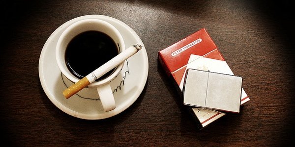 Курильщикам следует пить больше кофе