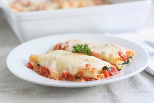 Три дачных рецепта от Джейми Оливера - салат из томатов, паста с цветной капустой и брокколи и рисовый пудинг с клубничным джемом