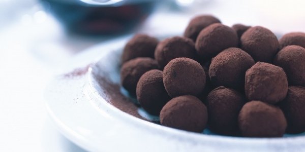 Полезные десерты: трюфельные конфеты финик&миндаль