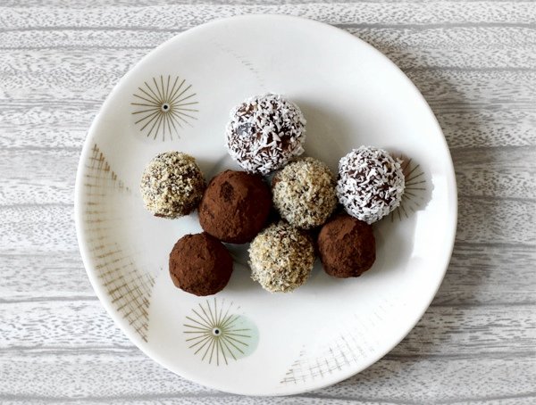 Полезные десерты: веганские кофейно-финиковые конфеты