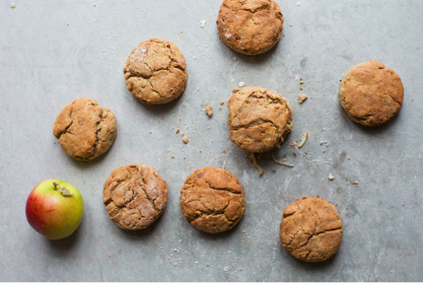 Полезные десерты: яблочно-овсяные воздушные булочки