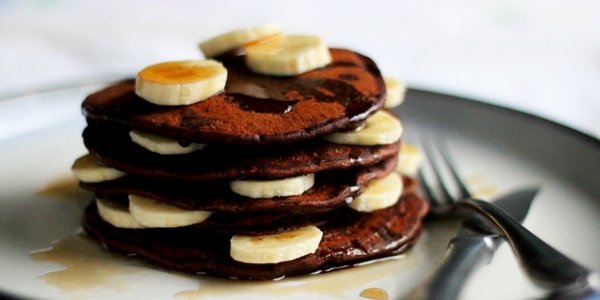 Полезные десерты: шоколадные оладьи к завтраку