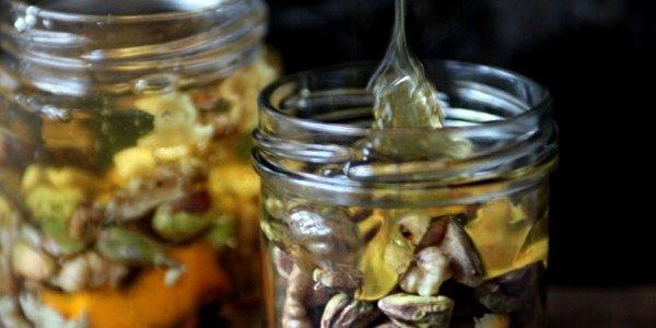 Полезные десерты: ореховый микс с медом и пряный зимний сироп