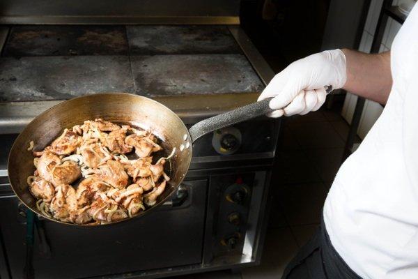 Рецепты от шефа: мужественные потроха к 23 февраля - куриная печень под соусом бешамель