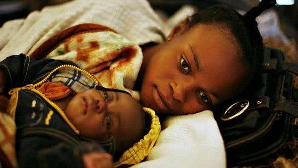 a-young-mother-with-her-daughter-in-drc