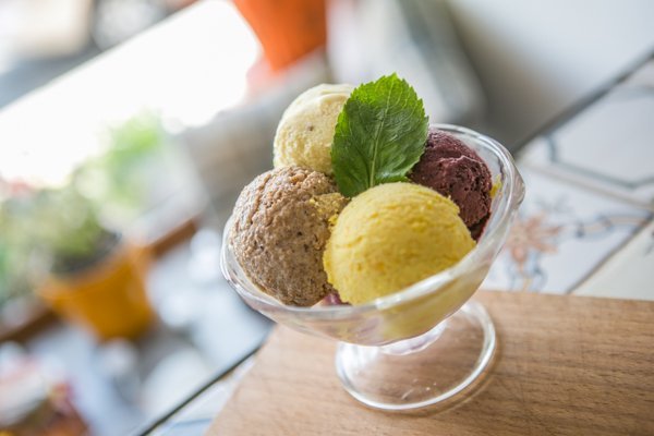 Домашнее мороженое: черничное, ягодное, апельсиново-имбирное, лимонно-горчичное и мороженое с бородинским хлебом - 20 грн за шарик