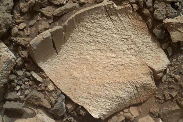 1438204071-curiosity-rover-investigates-unusual-martian-bedrock