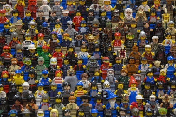 1442843356-1442601352-lego-figures