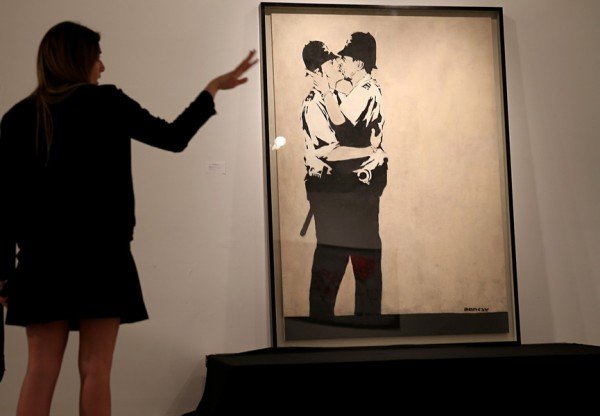 09-Banksy-Kissing-Coppers_resize