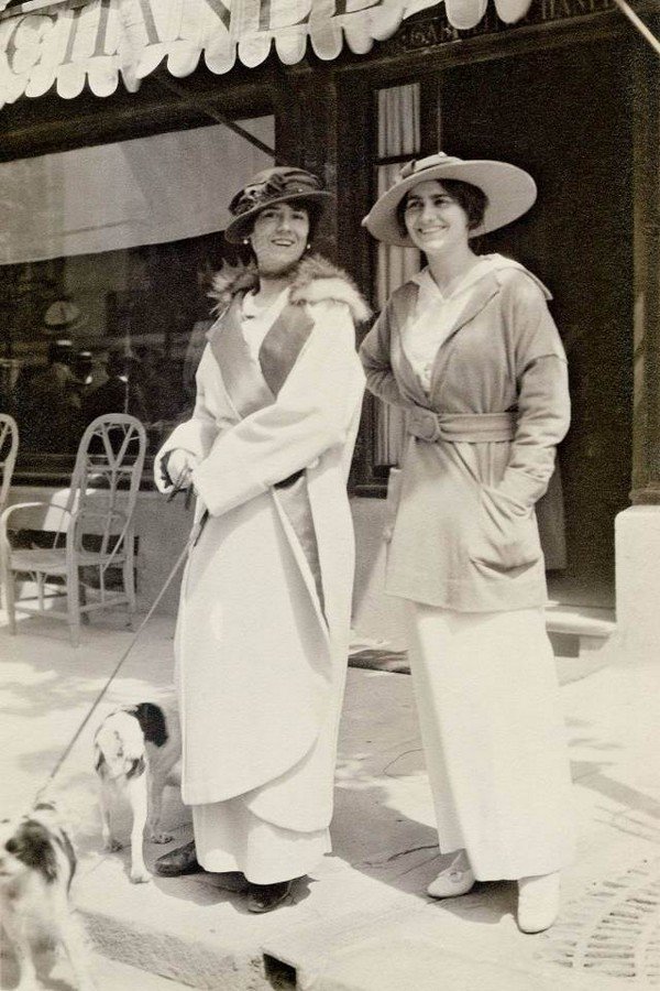 chanel-her-aunt-in-front-of-the-1st-chanel-boutique-in-1913-sohelee