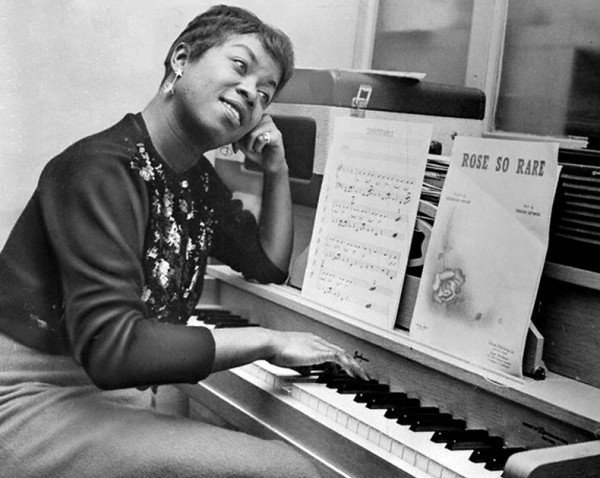 07 Apr 1958 --- Sarah Vaughan Playing Piano --- Image by © Bettmann/CORBIS