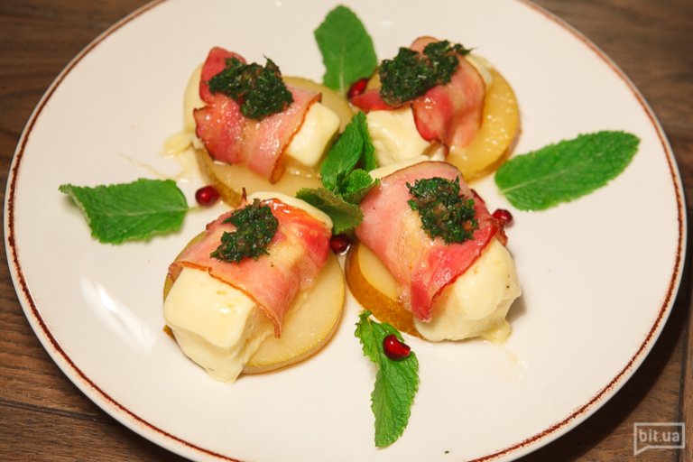 сыр хинкали сулугуни с начинкой. сырные рулеты сулугуни. грузинский творог надуги. сыр сулугуни в беконе. сулугуни помидоры кинза.