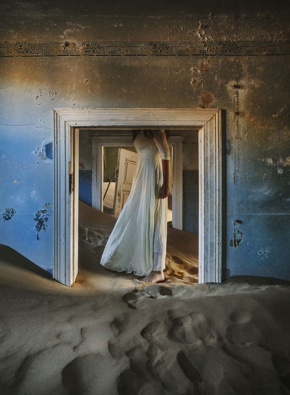 mcevoy-found-an-abandoned-home-back-in-australia-to-house-her-photography-exhibit-about-kolmanskop