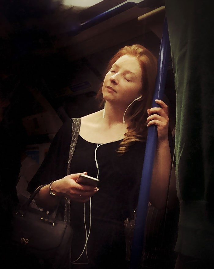 secret-subway-portraits-16th-century-tube-passengers-matt-crabtree-4-57626c75b3041__700-1