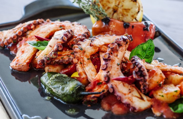 Осьминог обжаренный на гриле с томатным соусом