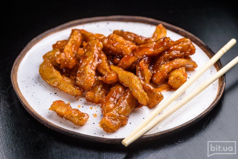 жареные куриные лапы. жареные куриные лапы. блюда из куриных хрящей. куриные лапки корейское блюдо. куриные лапки закуска.