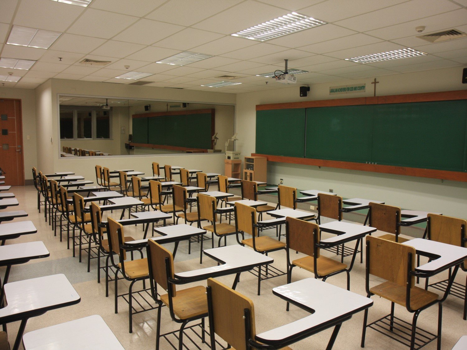 Empty-classroom (1)