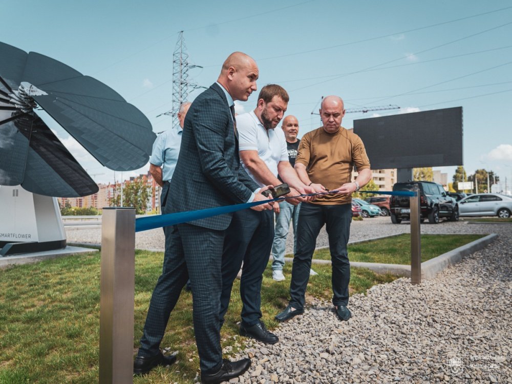 У Тернополі встановили першу в Україні інноваційну сонячну енергетичну систему Smartflower